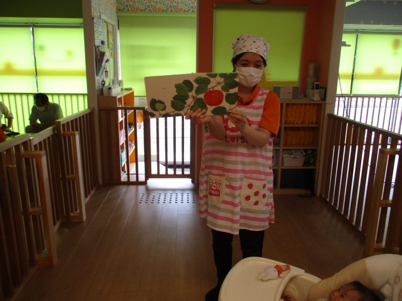 【小規模保育園：小田原園】絵本プログラム　「くだもの　みいつけた」