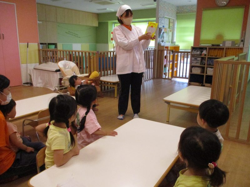 【小規模保育園：小田原園】絵本プログラム　おいしいおいしい