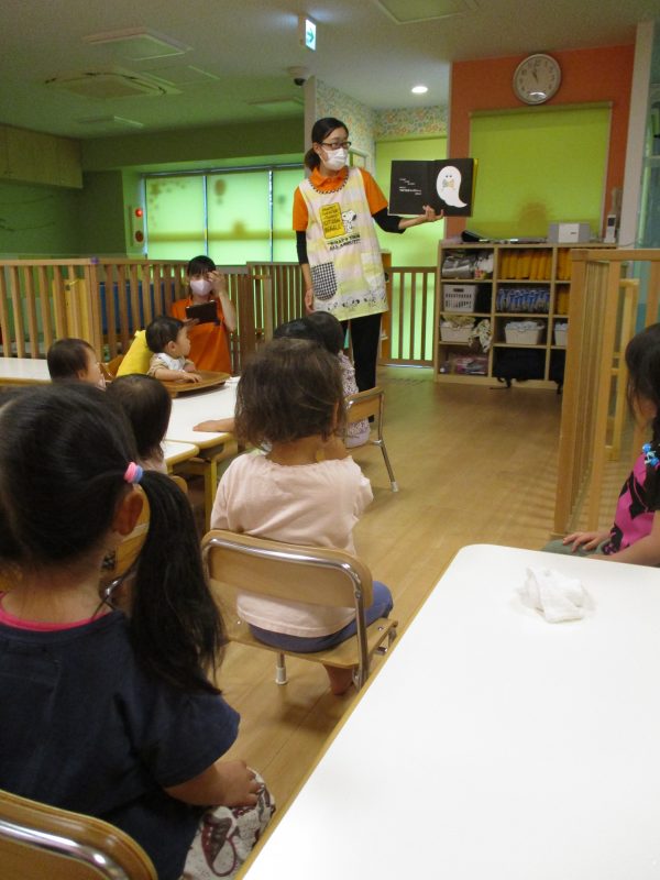 【小規模保育園：小田原園】絵本プログラム　ばけばけばけばけ　ばけたくん?