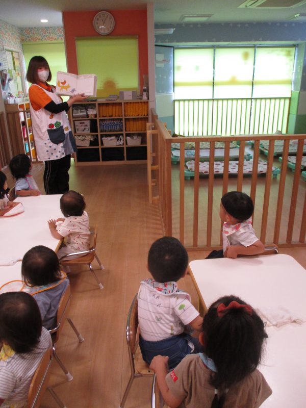 【小規模保育園：小田原園】絵本プログラム　だれのあしあと