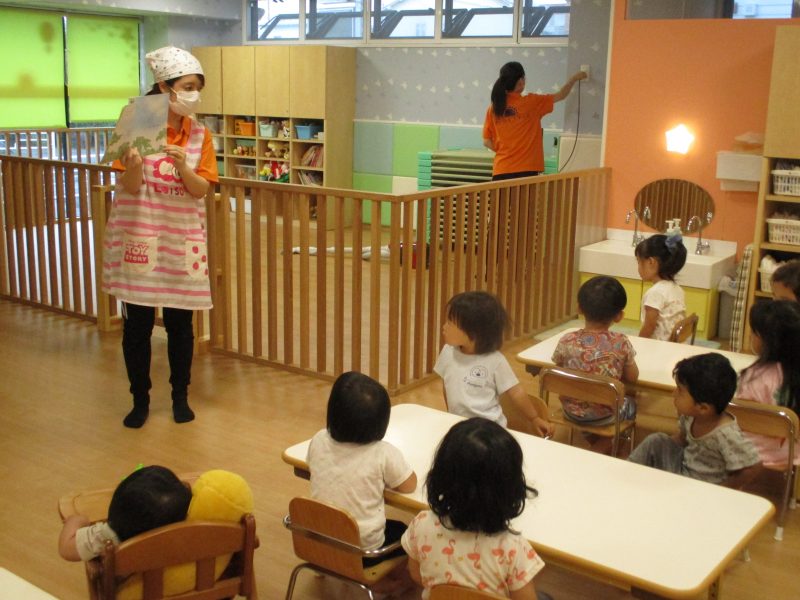 【小規模保育園:小田原園】絵本プログラム　夏といえばこの果物?！