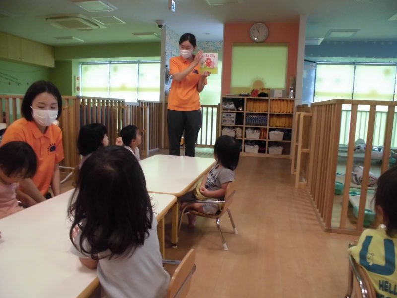 【小規模保育園：小田原園】絵本プログラム　こ～ちょこちょ?