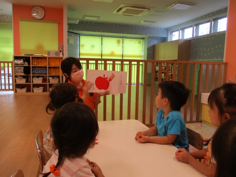 【小規模保育園：小田原園】絵本プログラム　どんな色が好き♪