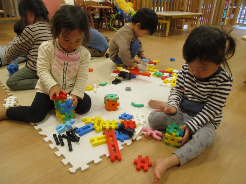 【小規模保育園:小田原園】ペッタン?コロコロ?〜秋の製作??～