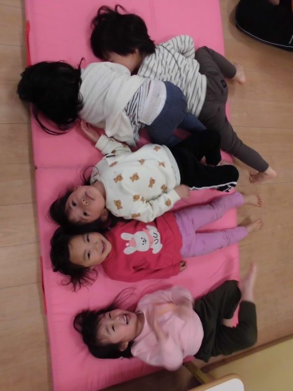 【小規模保育園：小田原園】絵本プログラム「てん　てん　てん」