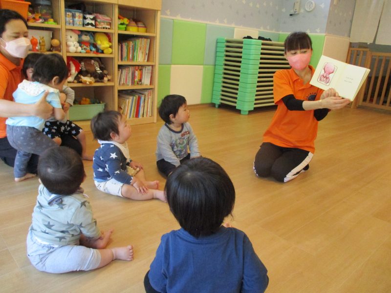 【小規模保育園：小田原園】絵本プログラム「おふとんかけたら」