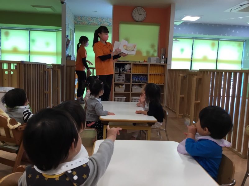 【小規模保育園：小田原園】絵本プログラム「くだもの」