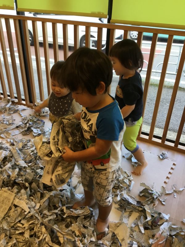 【小規模保育園:小田原園】新聞紙だーいすき🌟