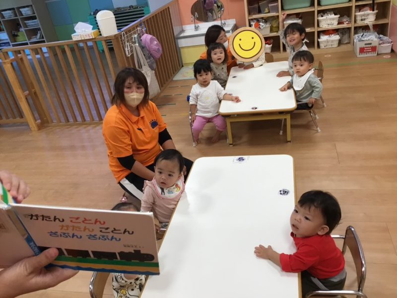 【小規模保育園:小田原園】絵本プログラム「がたんごとん がたんごとん ざぶんざぶん」🚋