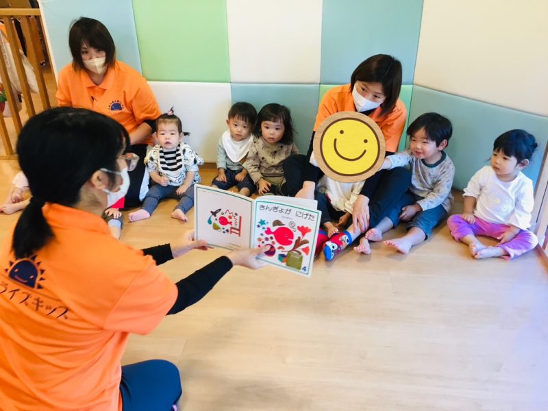 【小規模保育園:小田原園】絵本プログラム「きんぎょがにげた」