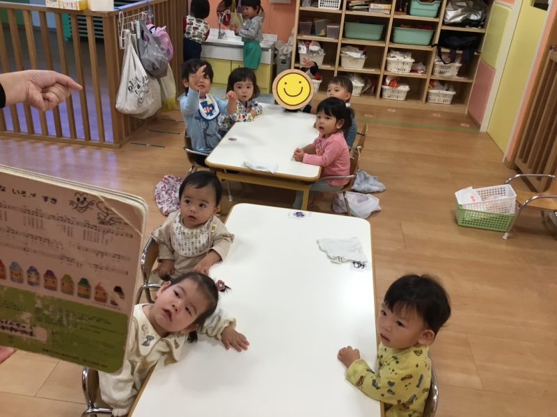 【小規模保育園:小田原園】絵本プログラム「どんな色が好き」🖍