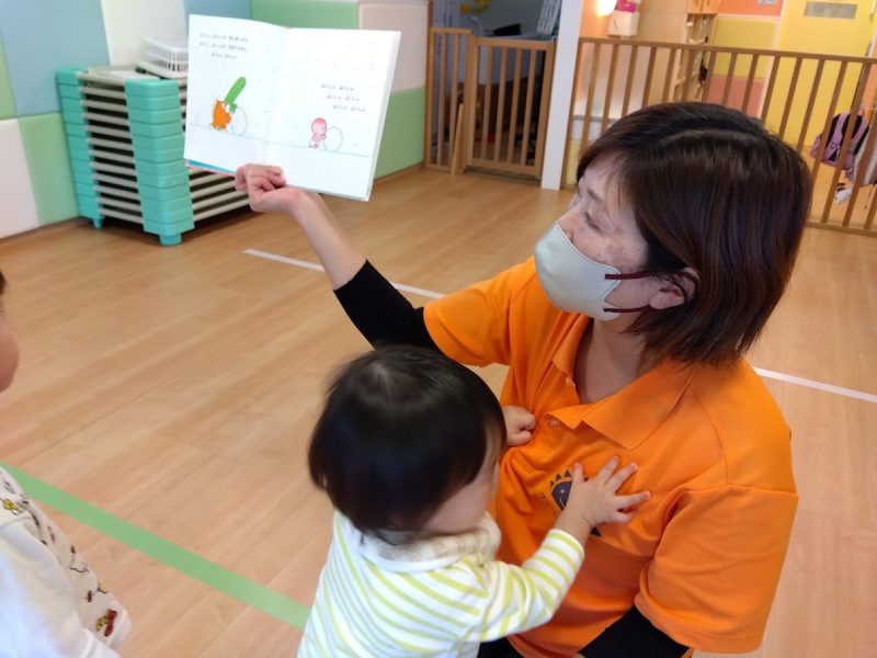 【小規模保育園:小田原園】絵本プログラム「おんなじおんなじももんちゃん」🍑