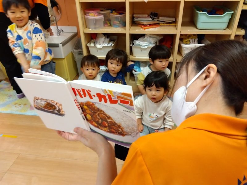 【小規模保育園:小田原園】絵本プログラム「パパ・カレー」🍛