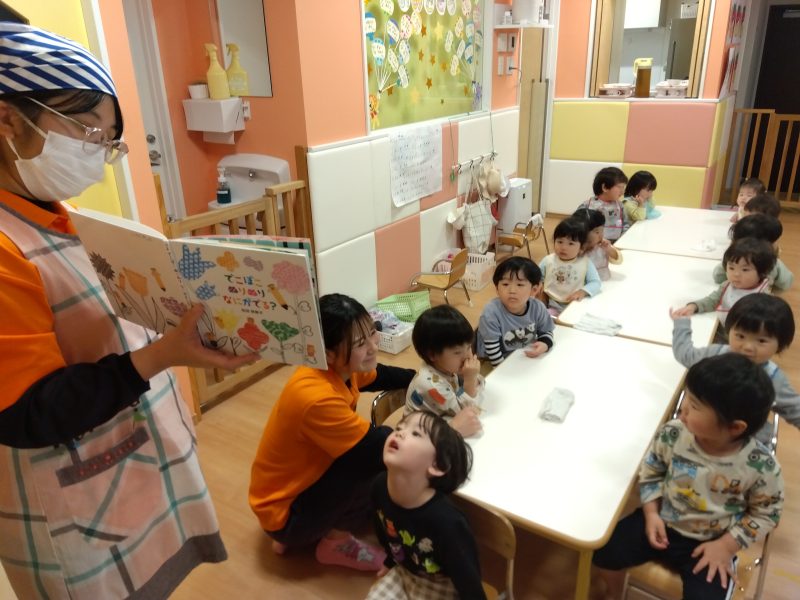 【小規模保育園:小田原園】絵本プログラム「でこぼこぬりぬりなにがでる？」