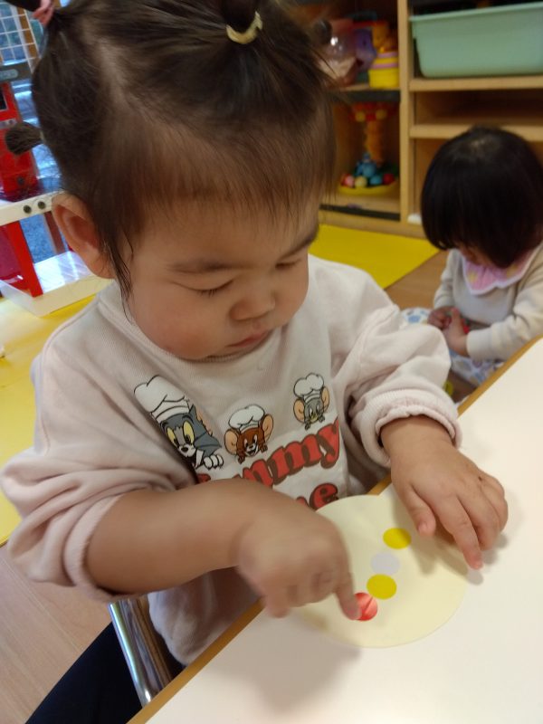 【小規模保育園:小田原園】指先を使った遊び