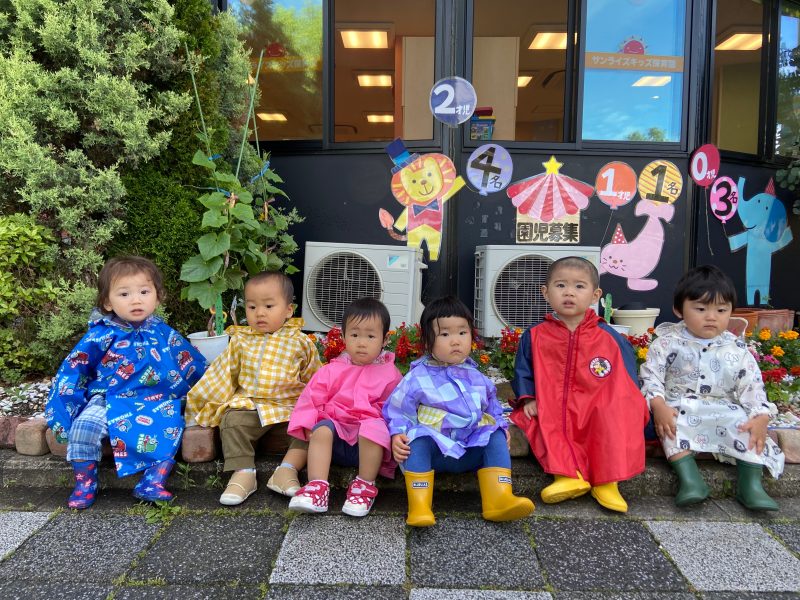 ★レインコートを着て水遊びしたよ★