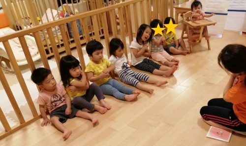 今週の絵本読み聞かせの様子