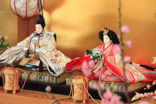 ひな人形はなぜかざる？