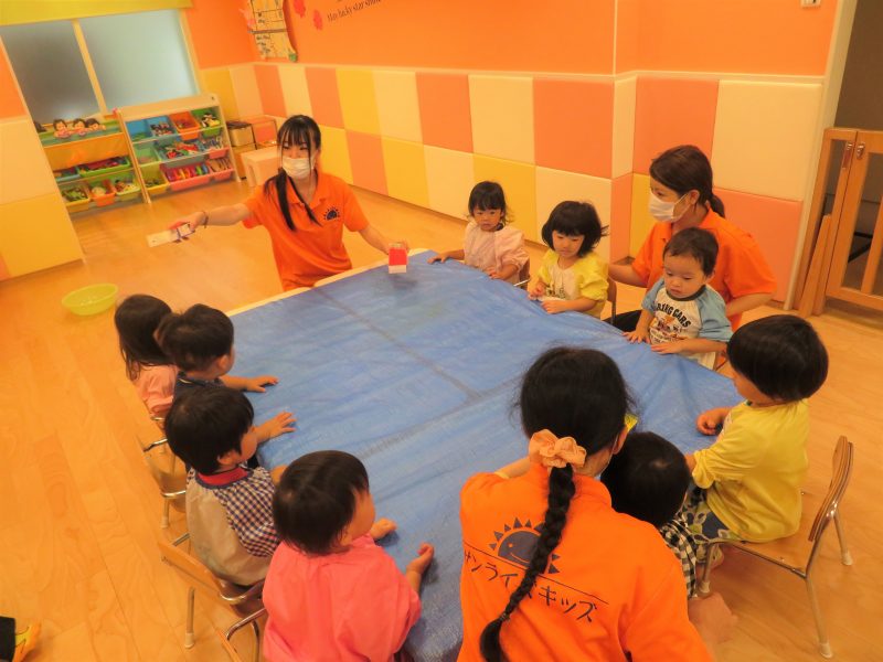 ☆梅雨時期の遊びと絵本タイム☆