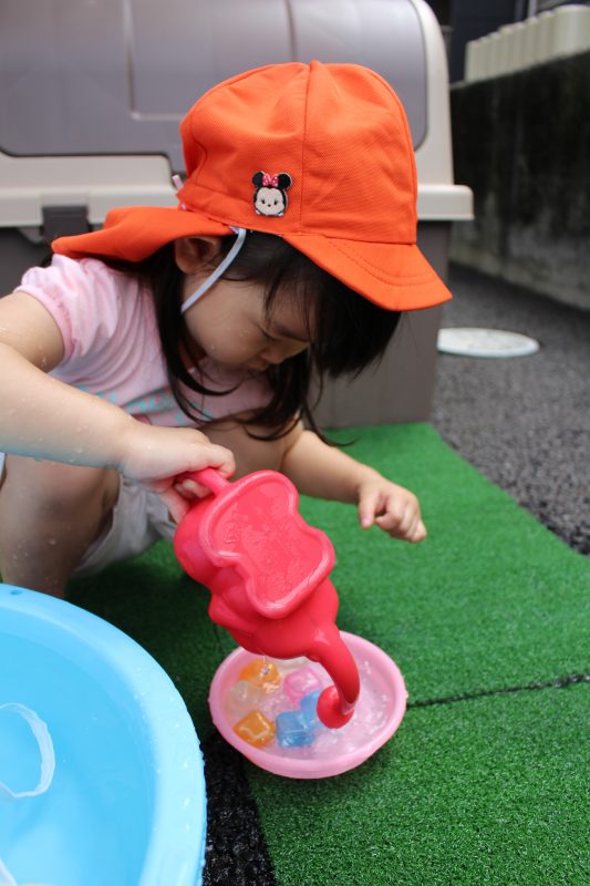 みんなと一緒に水遊びとっても楽しいな〜?✨