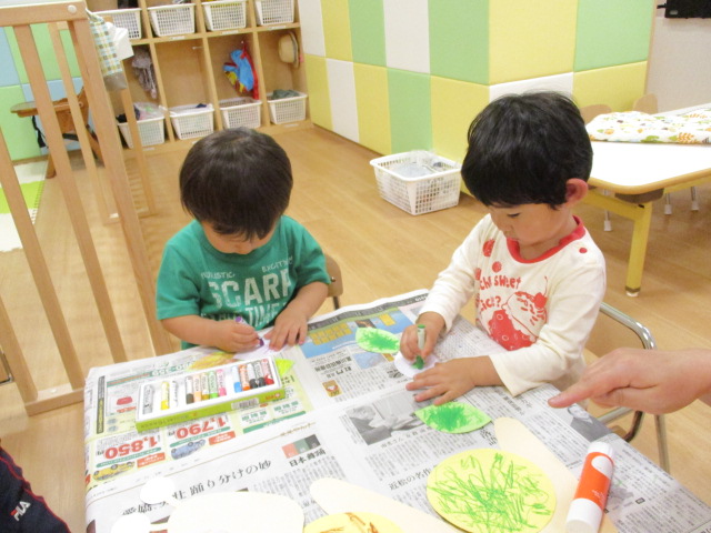 2歳児りんご組さんのはじめての制作