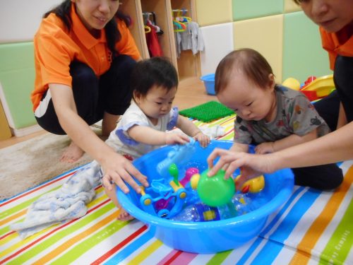 ももぐみ：みずあそび?　＆いちごぐみ：室内遊び?