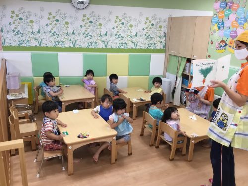 お給食の前の絵本の時間♪