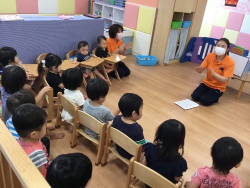 朝の会での絵本時間♪