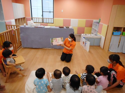 帰りの会での絵本の時間♪