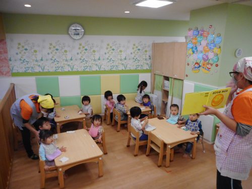 お給食前の絵本の時間♪