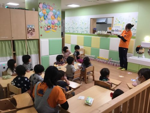 おやつの後の帰りの会で♪