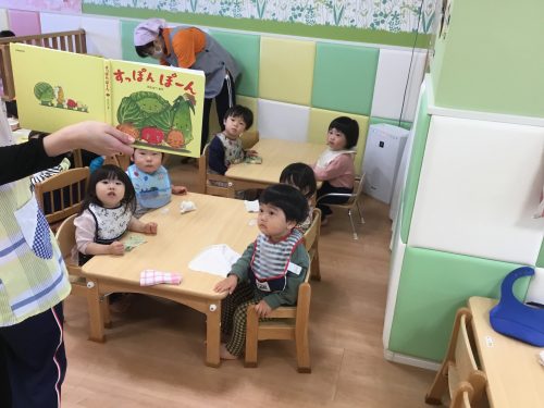 おやつ前の絵本は・・・♪