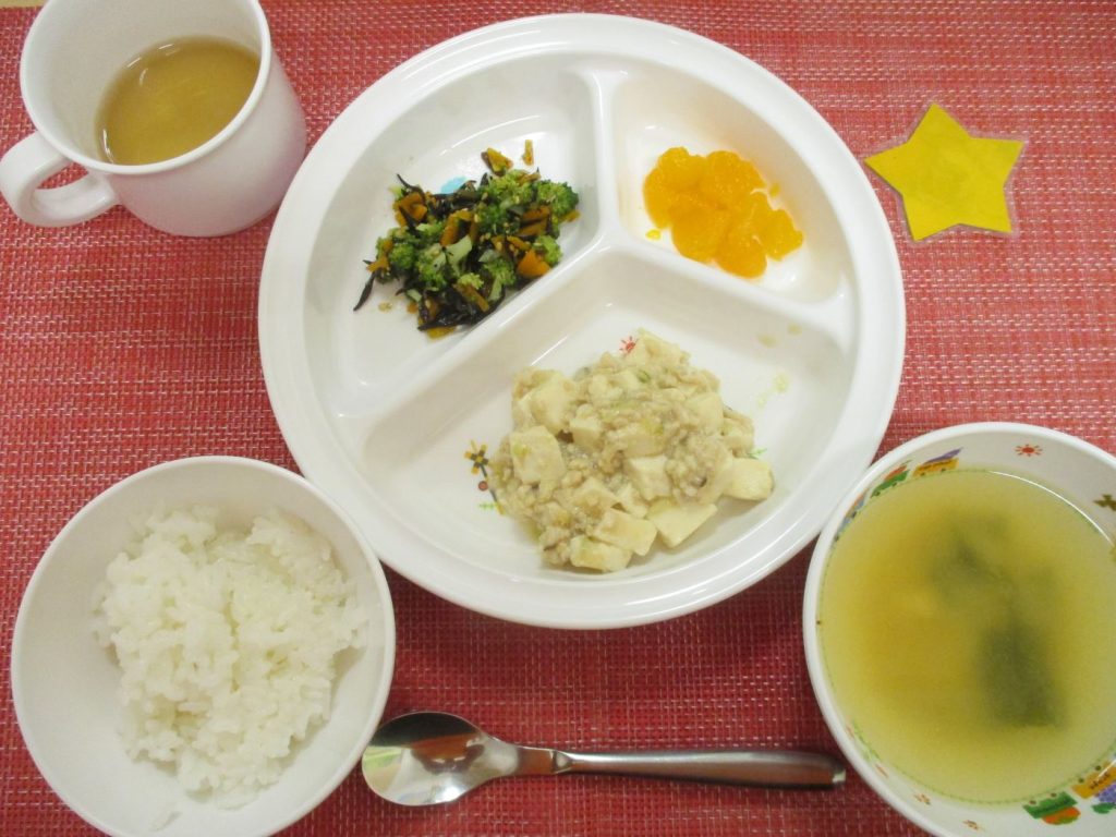 【8月18日㈪の給食・おやつ】