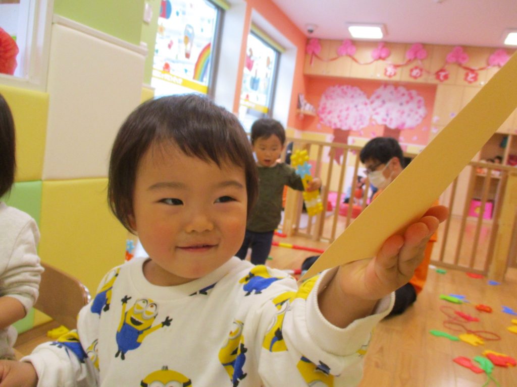 そびえ立つ谷津園に桜散る散る