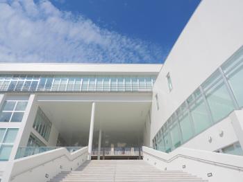 夏休みは絵本を読みに図書館に行こう！