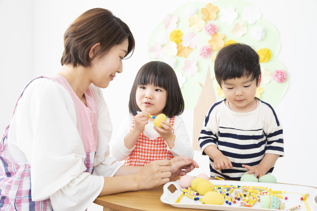 親子でイースターエッグを作ろう
