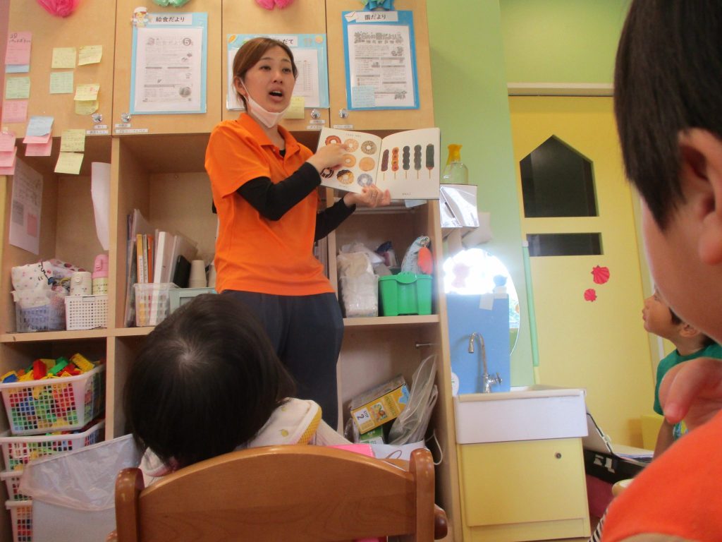 絵本紹介「うえからみたり　よこからみたり　たべものいっぱい」